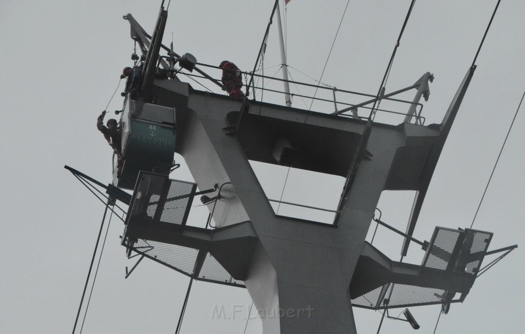 Einsatz BF Hoehenretter Koelner Seilbahn Hoehe Zoobruecke P2170.JPG